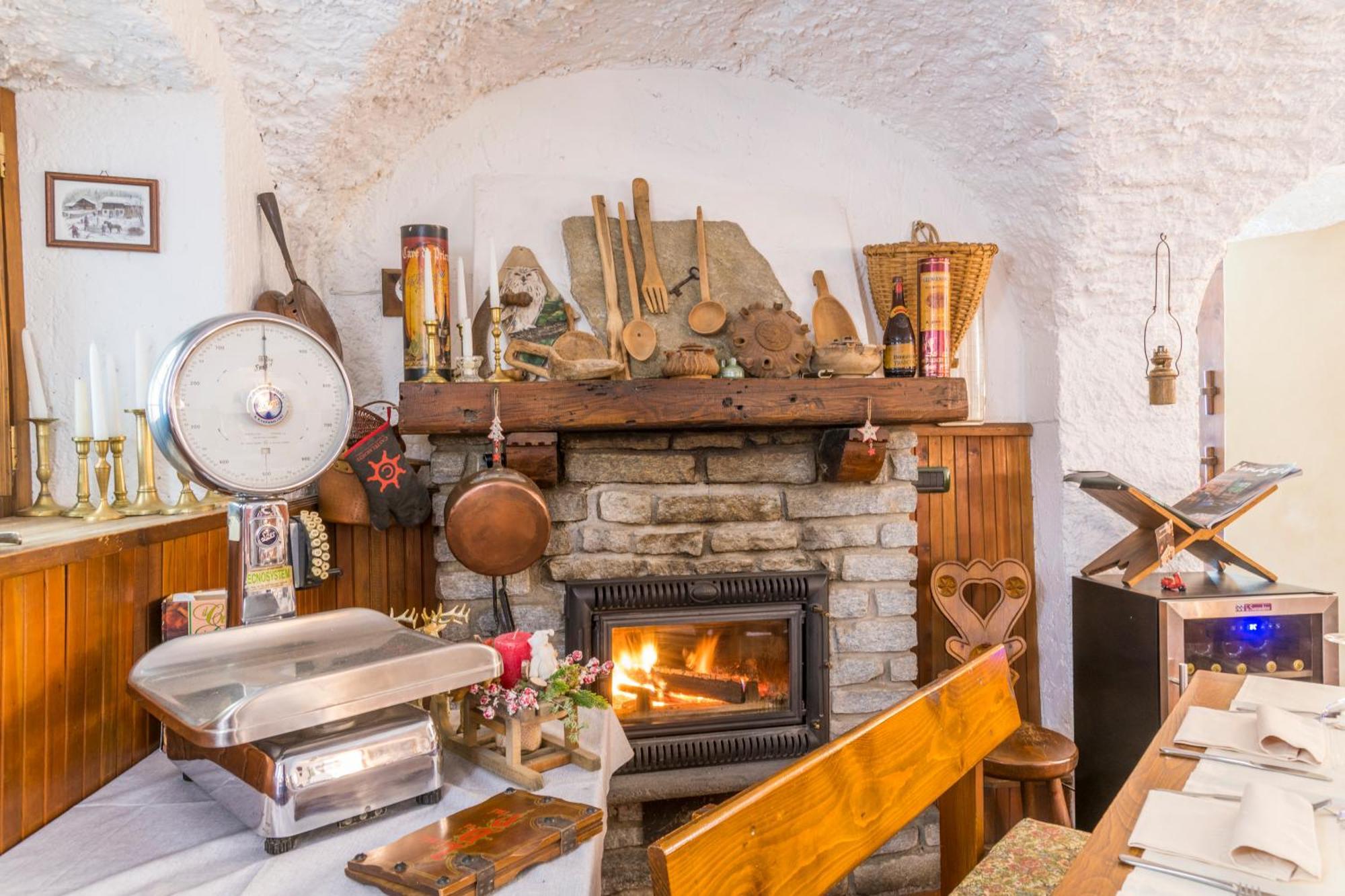 La Placette - Albergo Diffuso E Trattoria Usseaux Экстерьер фото