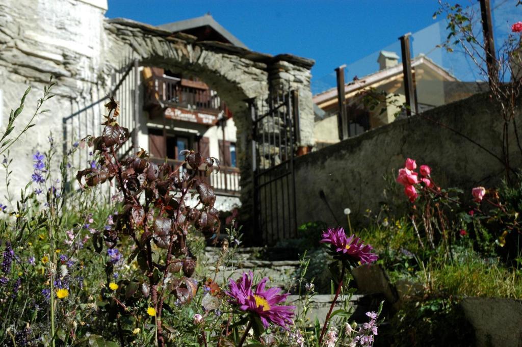 La Placette - Albergo Diffuso E Trattoria Usseaux Экстерьер фото